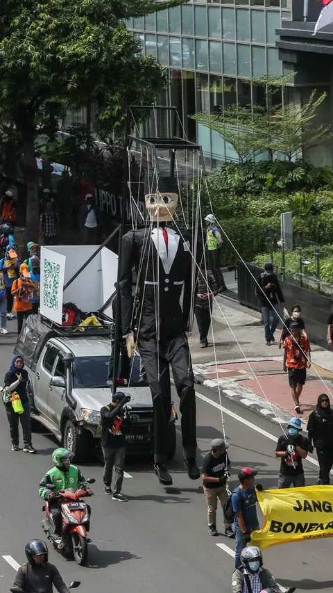 FOTO: Aksi Gurita dan Pinokio Raksasa Keliling Jakarta Ajak Warga Cerdas Memilih Capres dan Cawapres 2024
