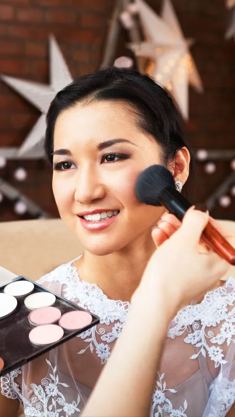 4 Hal yang Sering Diminta Klien Sebelum Dirias Makeup Artist