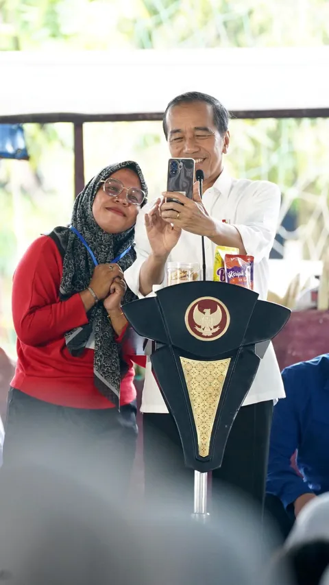 Jokowi Acungi Jempol Untuk Produk Ibu Sri, Nasabah PNM Mekaar