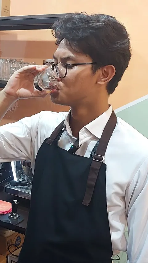 Kunjungi Kafe Mempekerjakan Kaum Disablitas di Kupang, Alam Ganjar Unjuk Kebolehan Jadi Barista