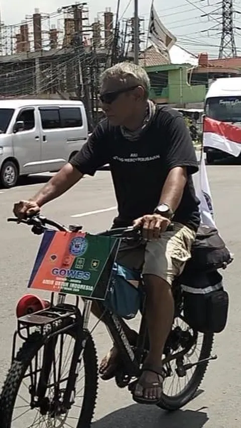 Tarif Rental Mobil Naik 2 Kali Lipat, Pria Tua Rela Gowes 248 Km dari Cirebon Demi Ikut Kampanye AMIN di JIS