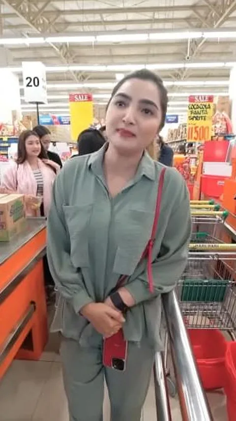 Potret Ashanty Ngeborong saat Belanja di Supermarket Untuk Nenek Viral 