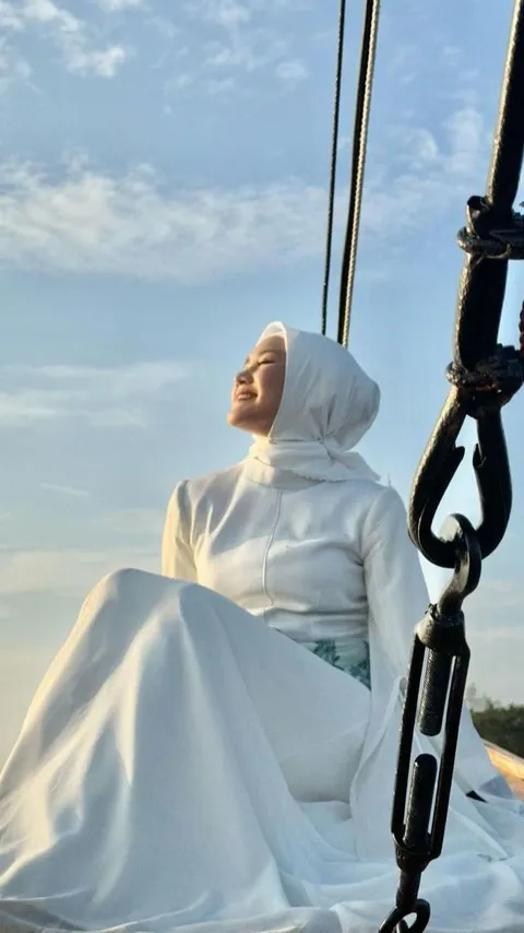 Auranya Adem Banget, 9 Foto Sridevi Pakai Hijab Dalam Video Klip Soundtrack 