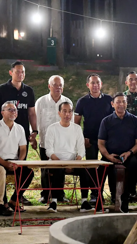 Ketika Jokowi Bersama Para Menteri Berkumpul Nikmati Malam di IKN