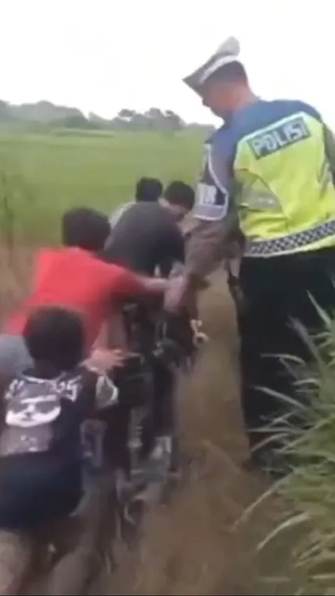 Viral Aksi Bocah Balap Liar Kabur dari Razia Polisi, Endingnya Malah Terjebak Lumpur Sawah