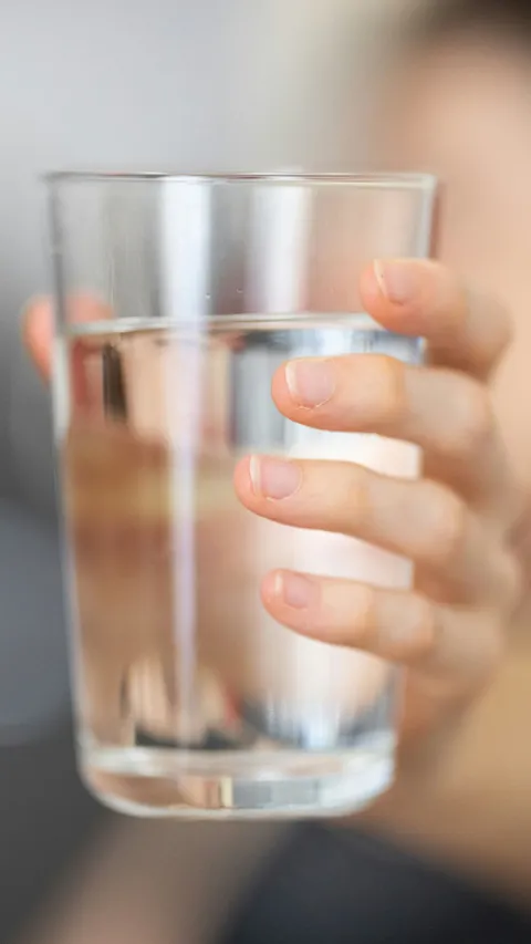 Benarkah Air Putih Bisa Mengatasi Masalah Kulit Kering Secara Alami?