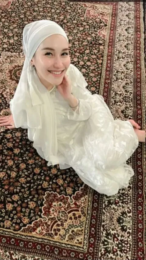 Potret Cantik Ayu Ting Ting Kenakan Gamis Putih, Penampilannya Jelang Ramadan Curi Perhatian