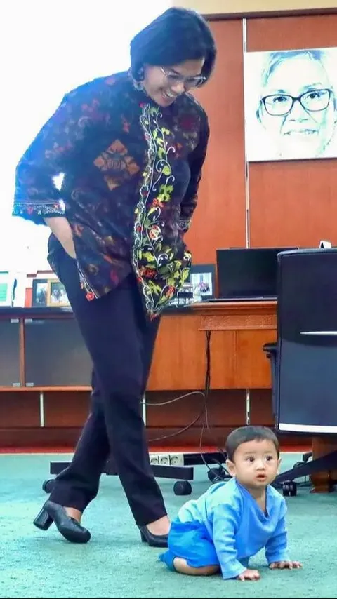 Intip Deretan Gaya Menteri Keuangan Sri Mulyani saat Bermain Bersama Cucu di Kantornya
