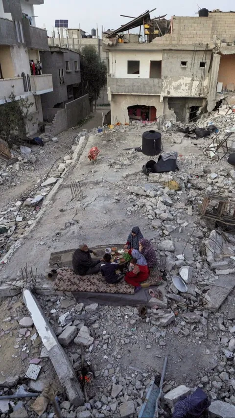 FOTO: Miris, Warga Jalur Gaza Berbuka Puasa di Antara Puing Rumahnya yang Dibombardir Israel