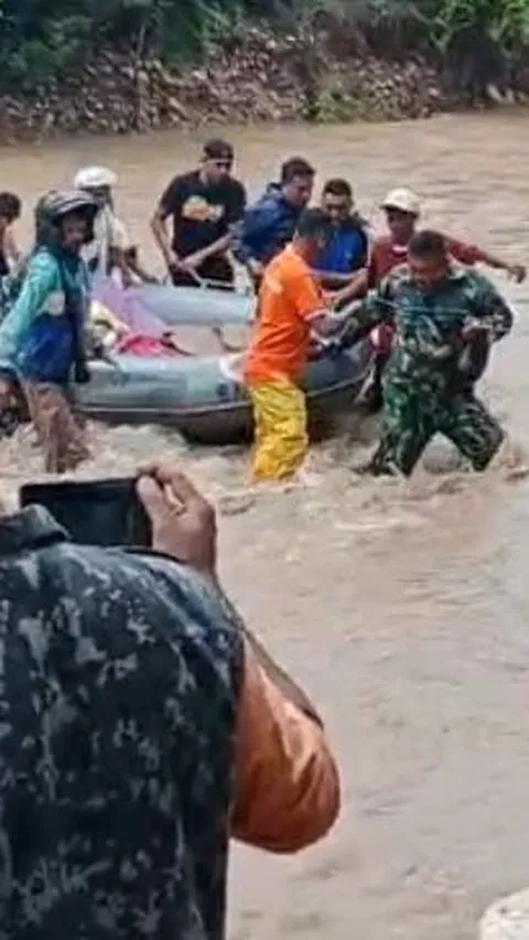 Momen Menegangkan Evakuasi Wanita Akan Melahirkan Melewati Banjir di Kabupaten Kupang