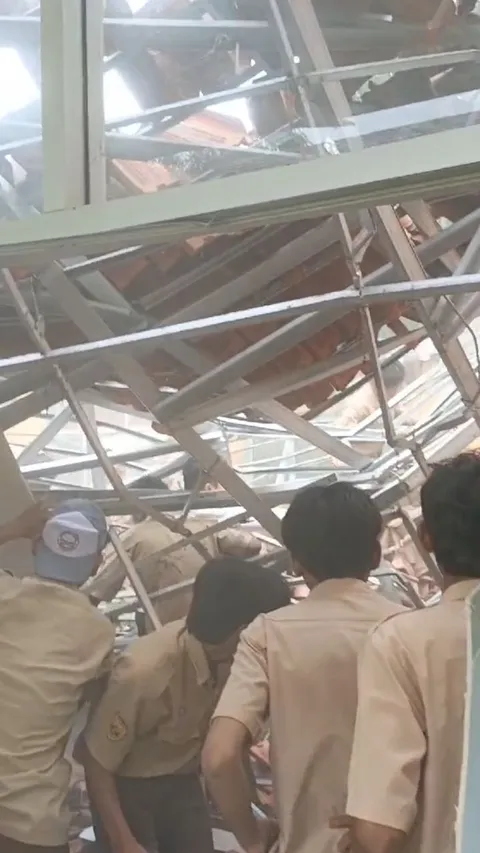Detik-Detik Atap SMA Negeri 1 Ciampea di Bogor Ambruk, Sejumlah Siswa Dikabarkan Luka-Luka