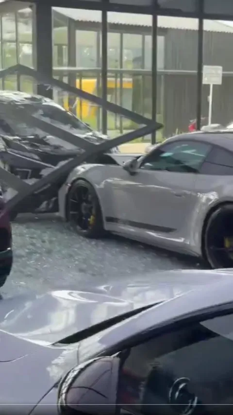 Kata Polisi soal Identitas Mobil Xpander yang Tabrak Porsche Rp8,9 M di Showroom Mewah PIK