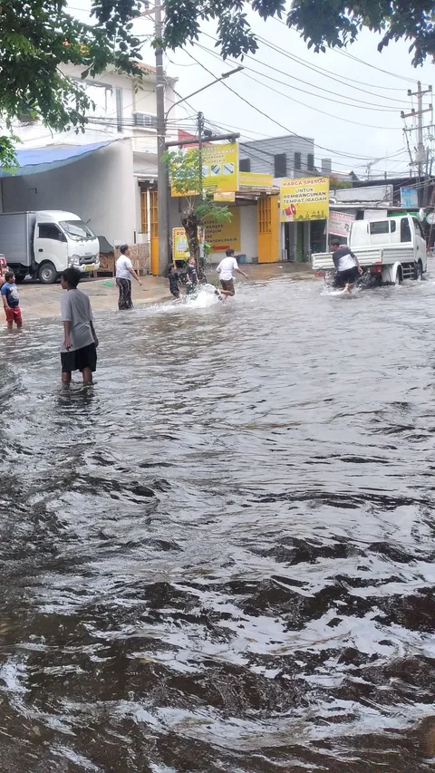 Cerita Pemotor Terpaksa Dorong Motor Saat Nekat Terabas Banjir Semarang