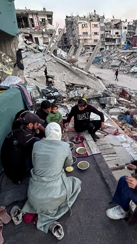FOTO: Potret Kesedihan Warga Palestina di Gaza Buka Puasa di Reruntuhan Rumahnya yang Dibom Israel