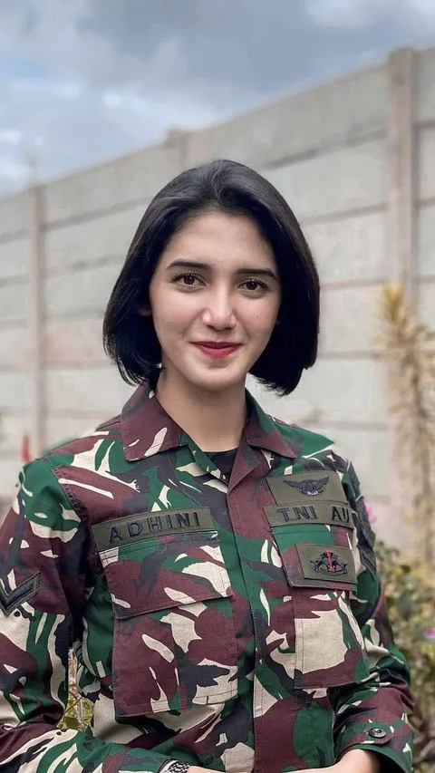 5 Potret Serda Adhini, Anggota TNI Terpilih jadi Pramugari Pesawat Kepresidenan