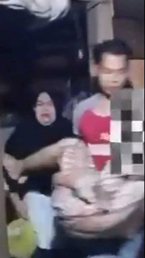 VIDEO: Seorang Ibu Menangis Histeris, Begini Detik-Detik Evakuasi Siswi SMP Diperkosa 10 Pria selama Tiga Hari di Lampung