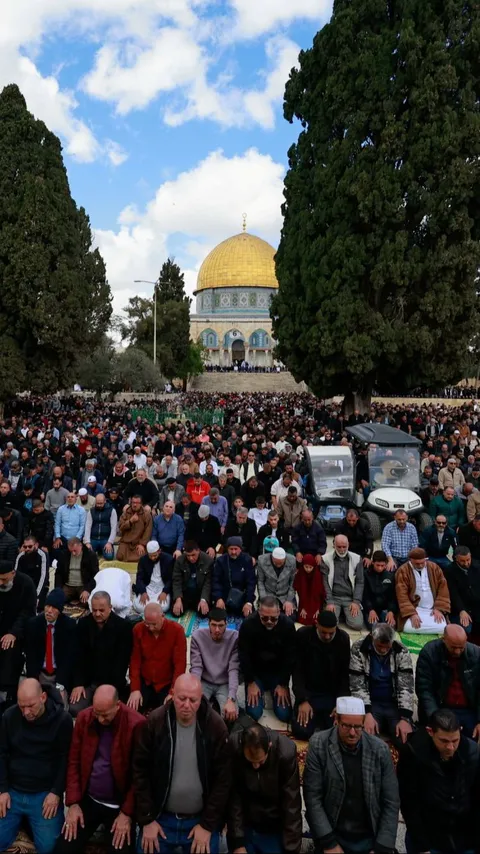 FOTO: Penampakan 80 Ribu Warga Palestina Banjiri Masjid Al Aqsa untuk Salat Jumat Pertama Ramadan