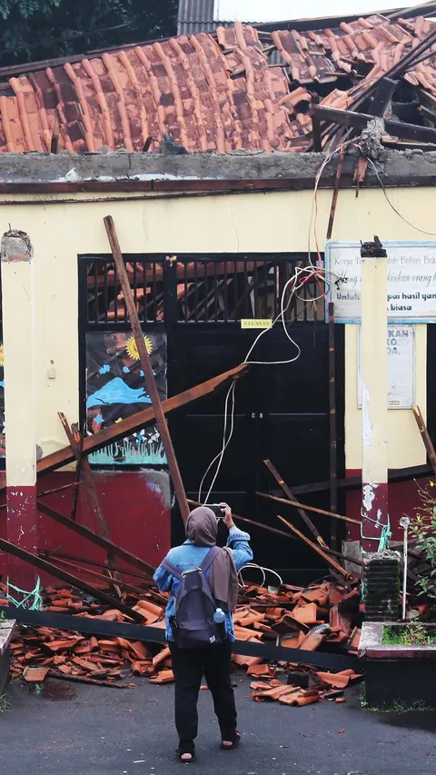 FOTO: Kondisi Bangunan SDN Kedaung Depok Ambruk Usai Diguyur Hujan Deras