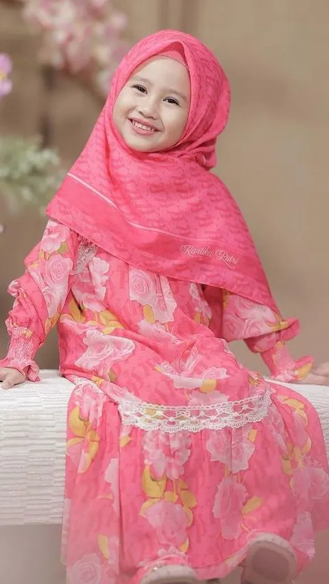 8 Potret Anak Artis Pakai Busana Muslim, Cantik Menggemaskan dari Anak Kartika Putri Sampai Aurel Hermansyah