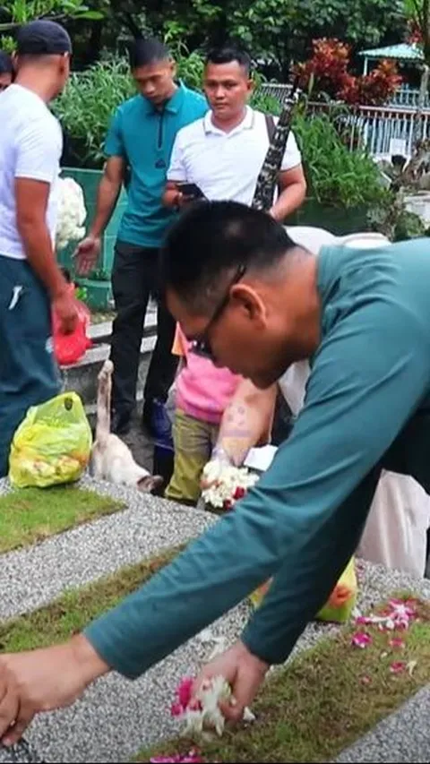 Haru Sambil Taburkan Bunga, Mayjen Kunto Memperlihatkan Makam Anak Sulungnya yang Bernama Senin