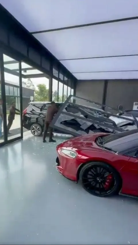 Sebelum Tabrak Porsche, Xpander Seruduk Panel Pintu Showroom Ivan