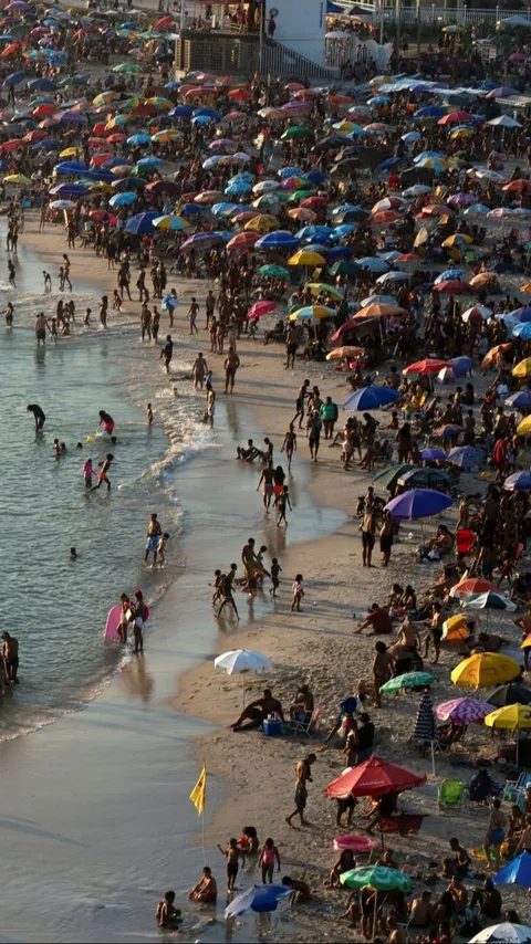 FOTO: Potret Kepadatan Pantai Rio de Janeiro yang Diserbu Warga di Tengah Gelombang Panas, Suhu 60 Derajat Celcius Sempat Melanda Brasil