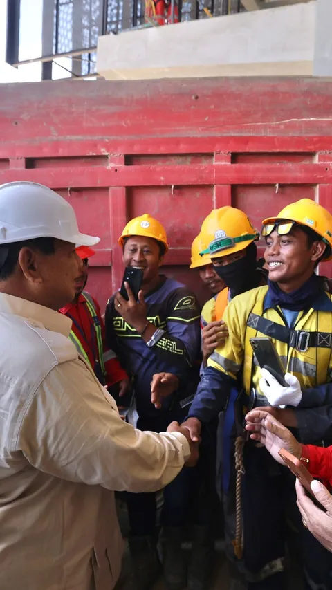 Saat Prabowo Ngobrol Akrab Bareng Pekerja Konstruksi IKN soal Pulang Kampung Ketika Lebaran