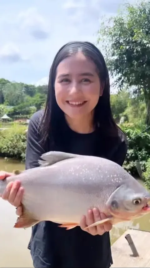 Potret Prilly Latuconsina Mancing di Empang, Dapat Ikan Gede Banget