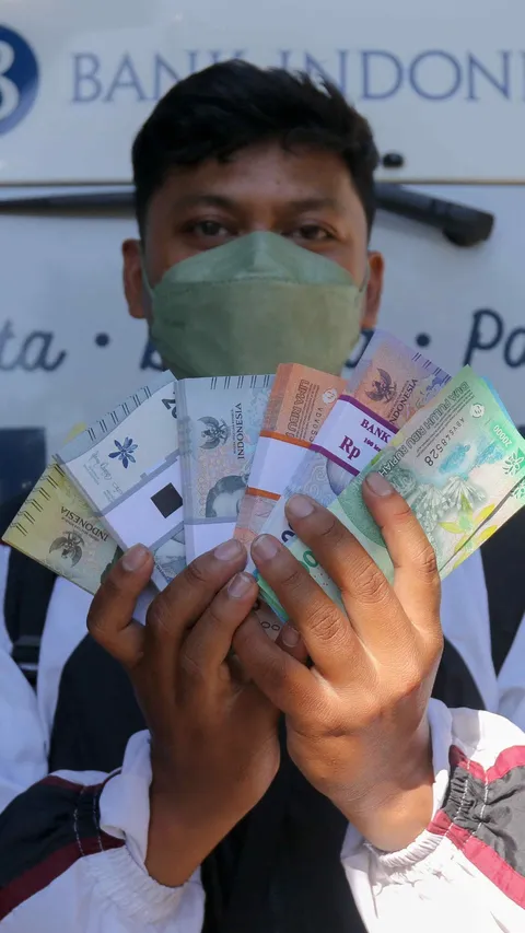 FOTO: Antusiasme Warga Serbu Penukaran Uang di Pasar Tebet Barat Jelang Lebaran
