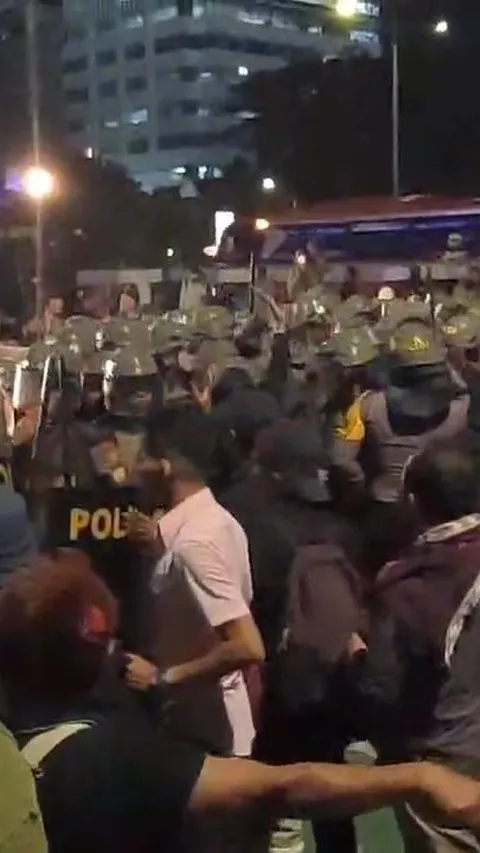 Sempat Memanas, Massa Demo di Depan Gedung DPR Dibubarkan Paksa Polisi