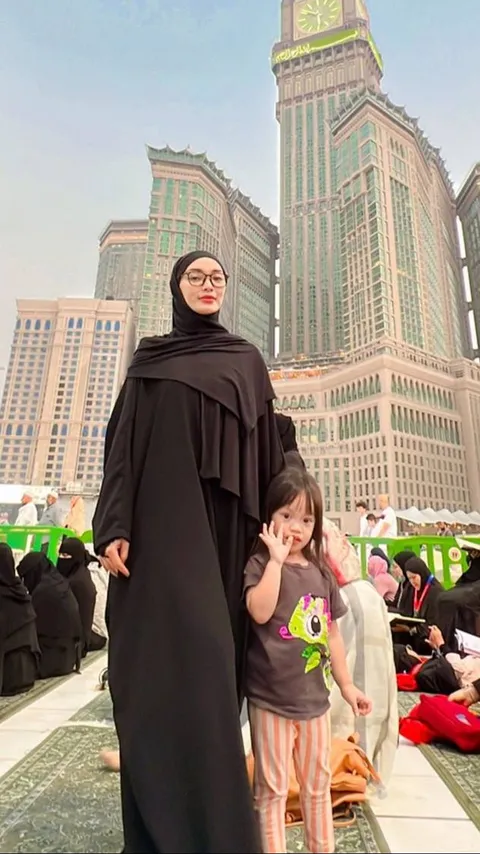 Bikin Pangling Penampilan Cantik Zaskia Gotik, Dalam Balutan Hijab Merasa Dirinya Lebih Kalem