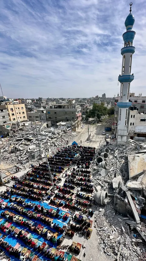 FOTO: Ketabahan Warga Palestina di Rafah Menjalankan Ibadah Salat Jumat di Dekat Masjid yang Hancur Dibom Israel