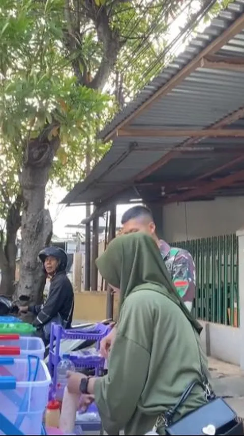 Momen Kompak Prajurit TNI dan Istri Jualan Es di Pinggir Jalan, Kerja Kerasnya jadi Sorotan