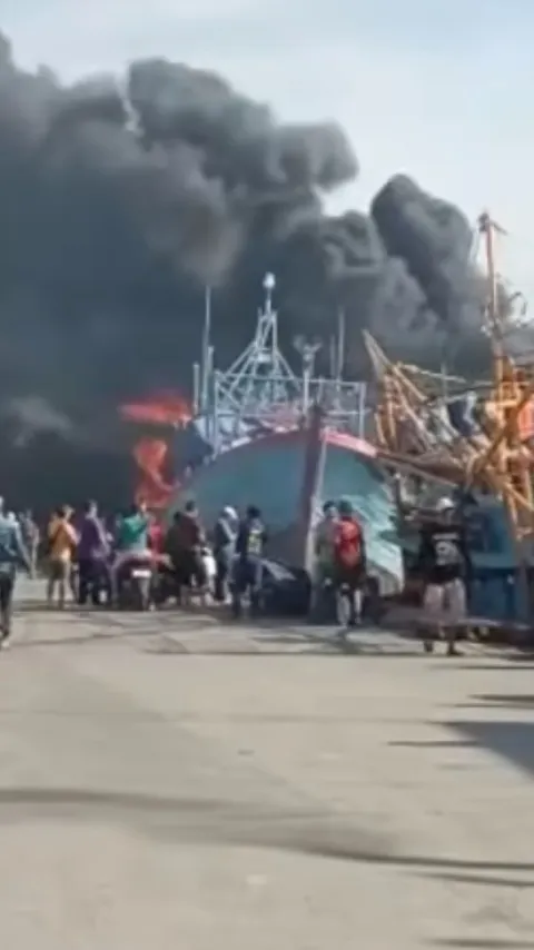 2 Kapal Motor Terbakar di Pelabuhan Muara Baru Jakarta Utara
