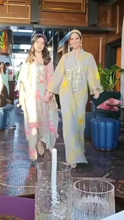 Potret Nia Ramadhani & Mikhayla Jadi Model Fashion Show Bareng, Ibu dan Anak Cantiknya Bikin Gak Kedip