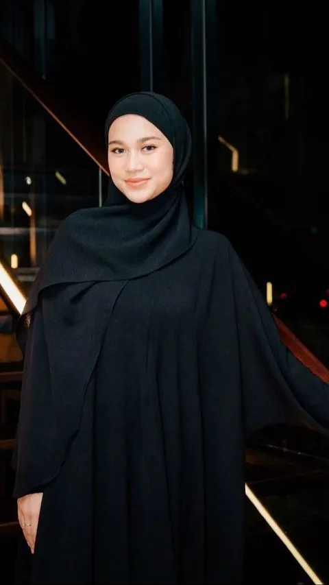 Cantiknya Azizah Salsha jadi Model Busana Muslim, Penampilannya Berhijab Disebut 
