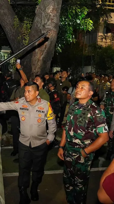 Dua Jenderal di Balik Barikade Kawat Berduri, Turun Tangan saat Pendemo Sampai Malam Aksi di KPU