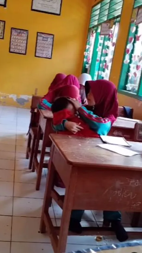 Nasib Pedih Gadis Cilik Rela Asuh & Gendong Adik ke Sekolah, Ibu Wafat Usai Berjuang dari Penyakit Kanker