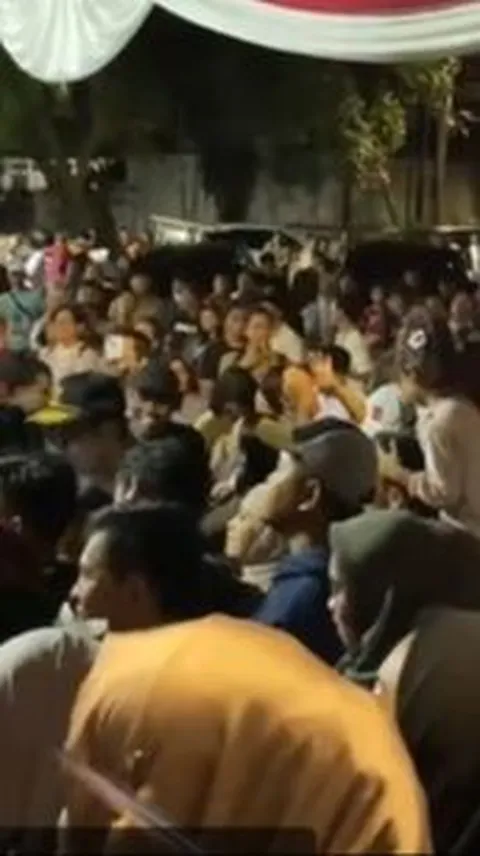 Ratusan Orang Kumpul di Rumah Prabowo Jelang Pengumuman Resmi KPU, Bersorak saat Hasil Pilpres Diumumkan