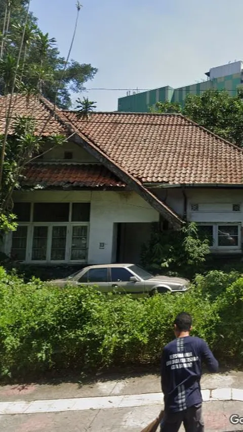 Bikin Merinding Potret Penampakan Rumah Tua Milik Dokter di Bandung dari 2014-2023, Dibiarkan Kosong dan Terbengkalai