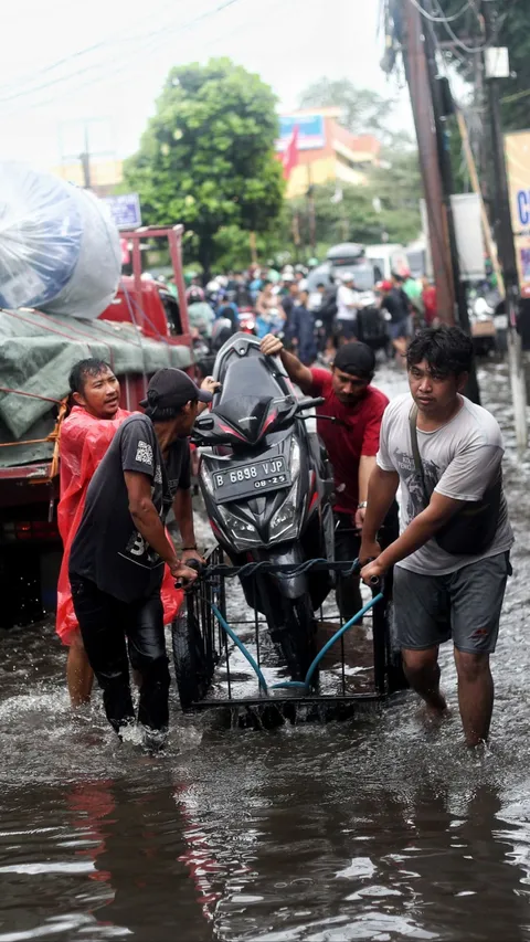 FOTO: Banjir Parah Landa Jalur Penghubung Jakarta-Tangerang, Pemotor Andalkan Jasa Gerobak