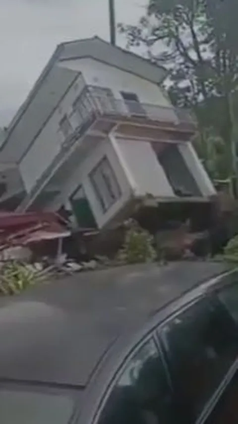 Viral Video Jalan Terbelah Akibat Gempa Tuban, Ini Faktanya