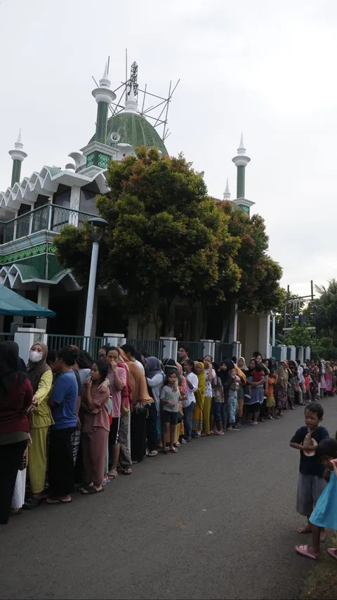 FOTO: Berbagi Berkah Ramadan, Masjid At-Taqwa Pondok Kelapa Bagikan Ratusan Takjil Gratis
