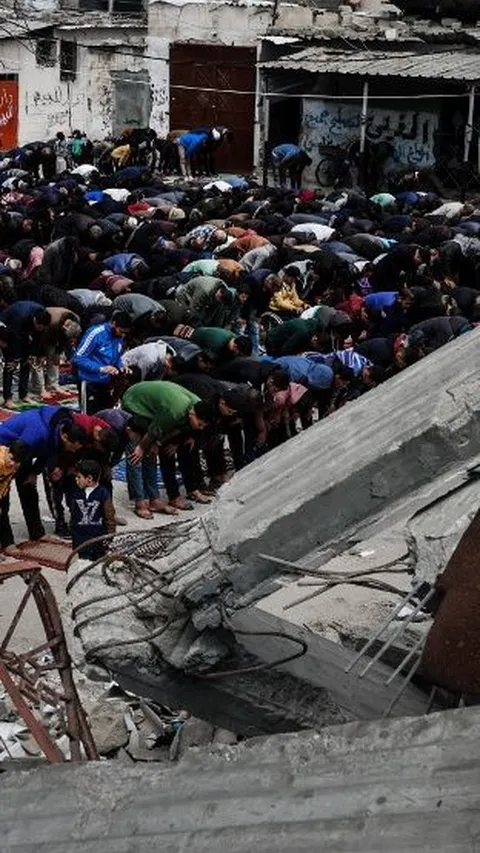 FOTO: Keteguhan Muslim Palestina Laksanakan Salat Jumat di Reruntuhan Masjid yang Dibombardir Israel