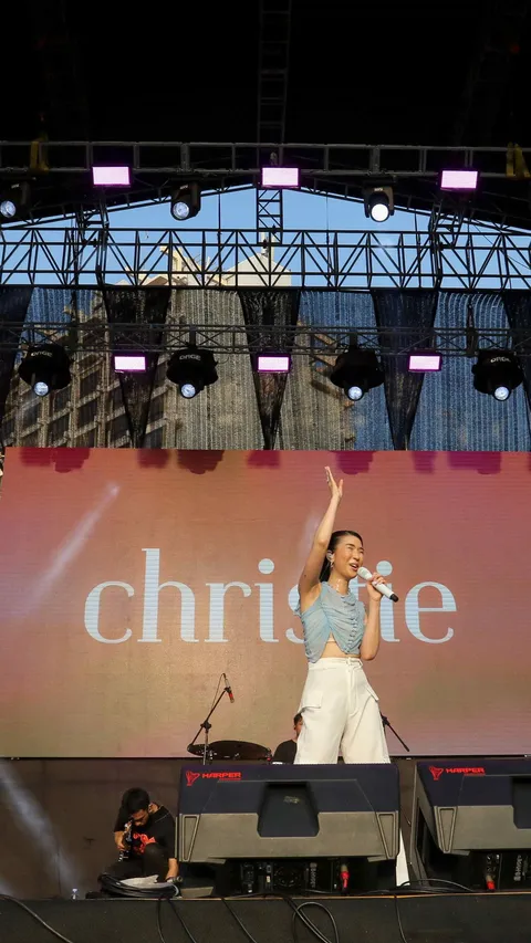 FOTO: Penampilan Christie Hibur Pengunjung KapanLagi Buka Bareng BRI Festival 2024