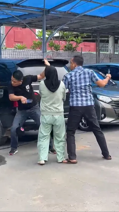 Tak Ingin Mobil Menunggak Ditarik Paksa, Polisi Aniaya 2 Debt Collector di Mall Palembang