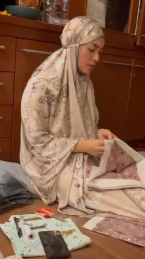 Kini Bisnis Hijab, Momen Zaskia Gotik Turun Langsung Pasang Label 