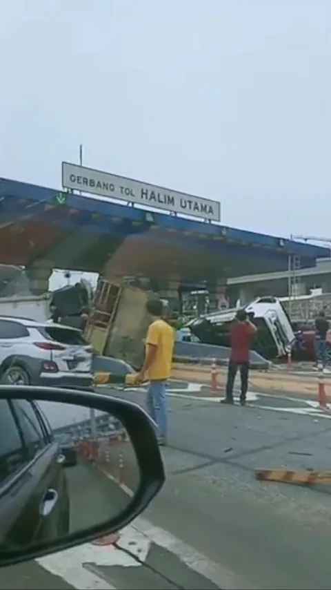 5 Kendaraan Kecelakaan Beruntun di Pintu GT Halim Utama Arah Tol Dalam Kota, Mobil & Pikap Ringsek