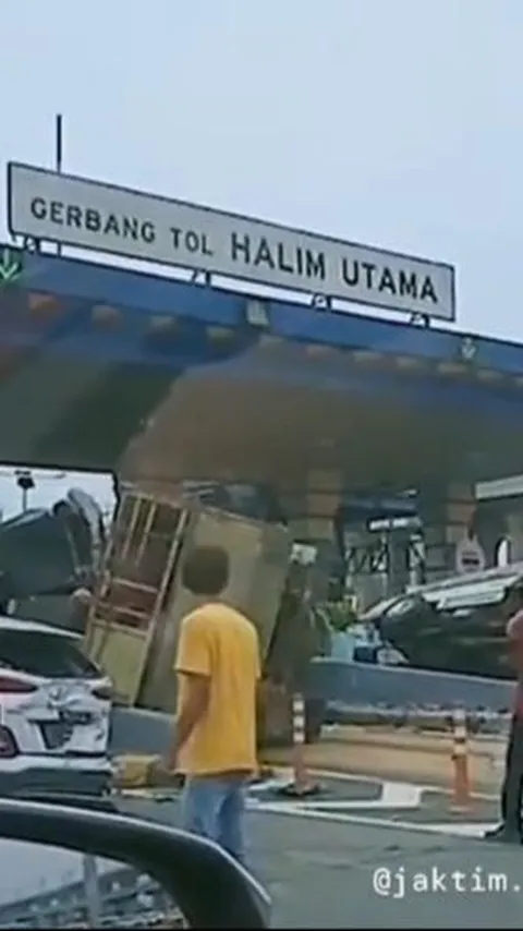 Penampakan Sopir Truk Terkulai Lemas di Jalan GT Halim Usai Tabrak 7 Mobil & Pikap hingga 