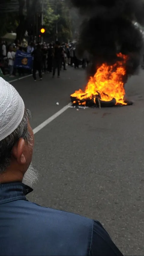 VIDEO: Demo Ricuh, Massa Pro & Kontra Gugatan Pilpres Saling Lempar Batu Dekat MK